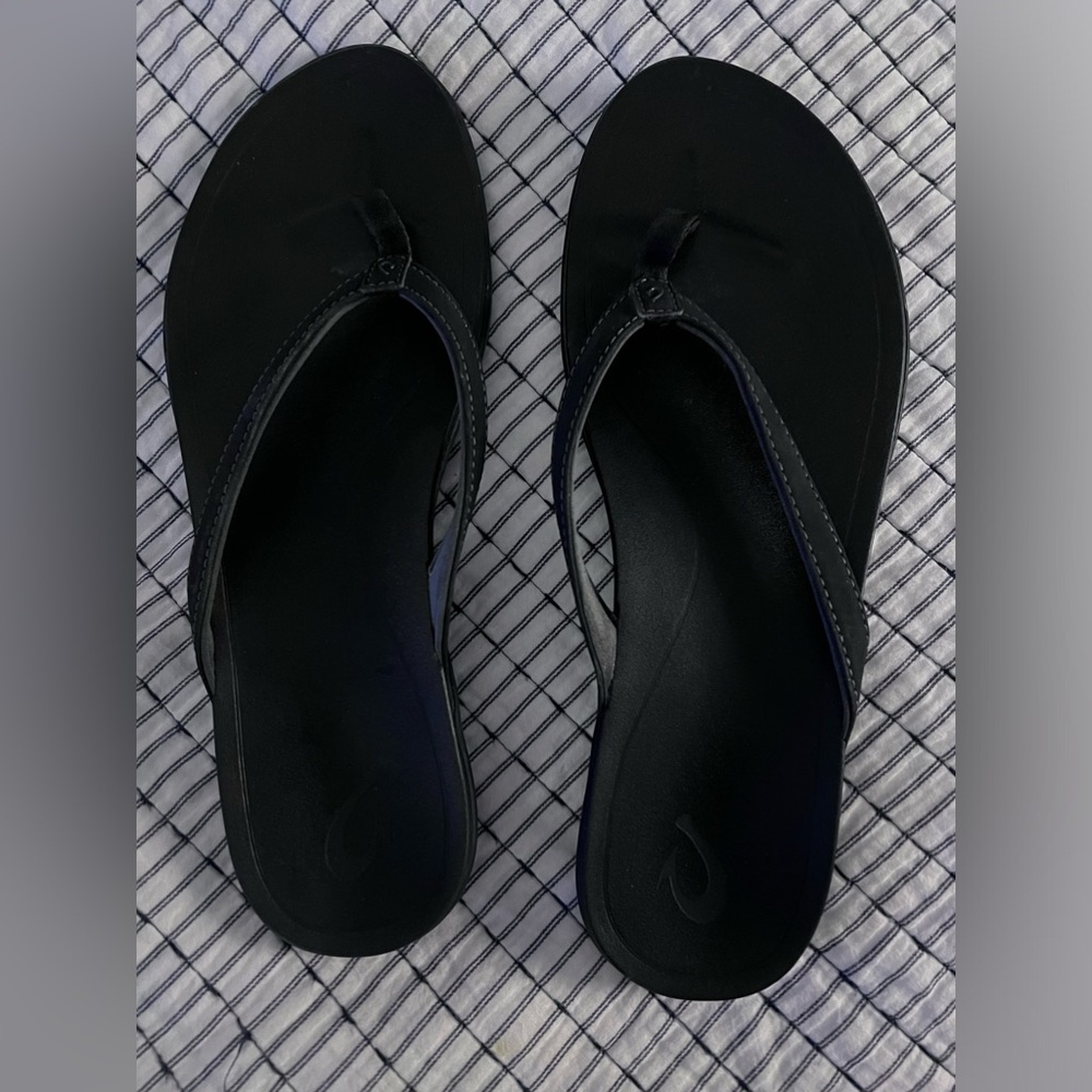 Nearly NEW OluKai flipflops Sz 11